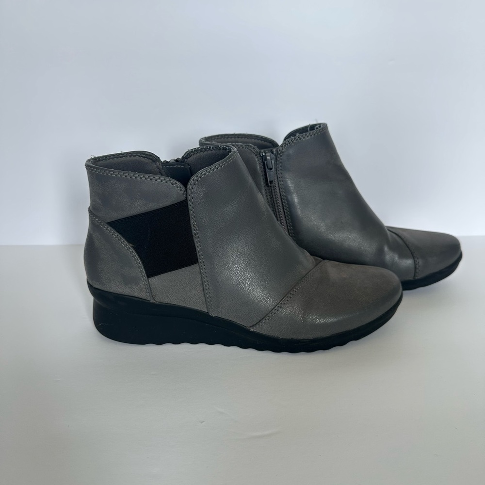 Clark’s cloudsteppers Booties
Women's Gray Ankle Boots size 7 M